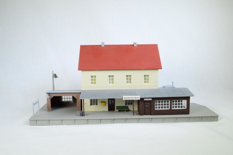 Gebäude: Bahnhof "Burgstein"