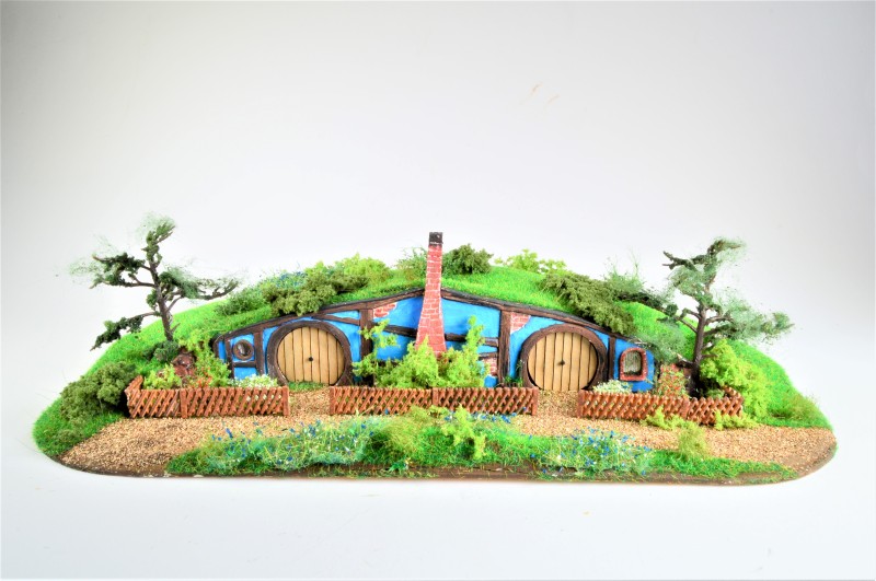 Diorama: Wiesenhügelhaus blau