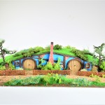 Diorama: Wiesenhügelhaus blau