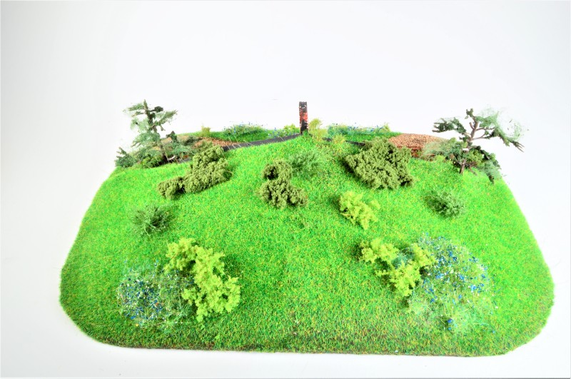 Diorama: Wiesenhügelhaus blau