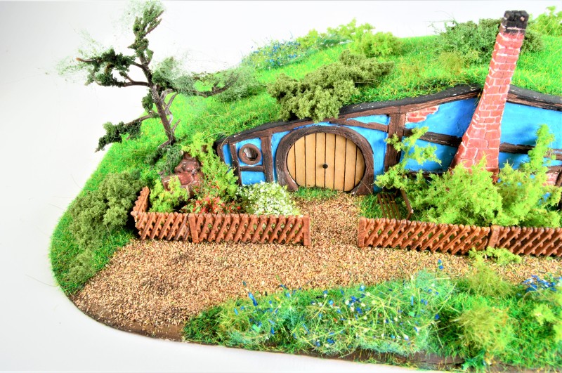 Diorama: Wiesenhügelhaus blau