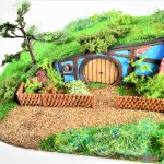 Diorama: Wiesenhügelhaus blau