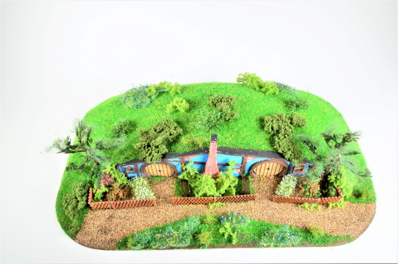 Diorama: Wiesenhügelhaus blau