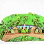 Diorama: Wiesenhügelhaus blau