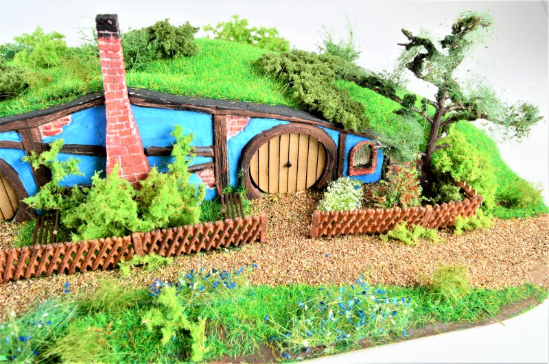 Diorama: Wiesenhügelhaus blau