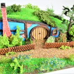 Diorama: Wiesenhügelhaus blau